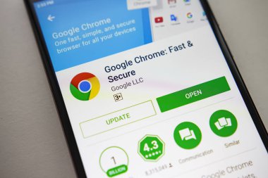Berlin, Almanya - 19 Kasım 2017: Google Chrome uygulama ekran modern smartphone cep telefonu ile oyun mağaza. Google apps.