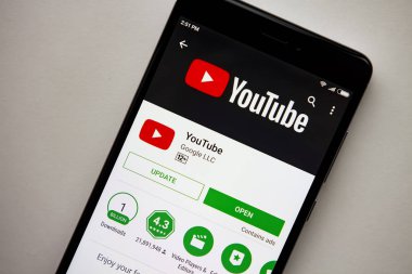 Berlin, Almanya - 19 Kasım 2017: Youtube uygulama ekran üzerinde modern smartphone. Menü YouTube Play deposuna yükleyin.