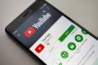 Berlin, Almanya - 19 Kasım 2017: Youtube uygulama ekran üzerinde modern smartphone. Youtube uygulaması menü oyun deposuna yükleyin.