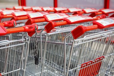 Alışveriş arabaları büyük alışveriş merkezi yakınındaki. Sepet sepet satırları
