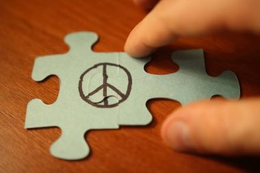 el barış işareti bulmacalar bağlanır. Dünya Barış günü.