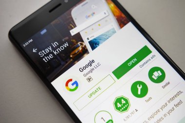 Berlin, Almanya - 19 Kasım 2017: Google başvurusunda ekran oyun mağaza modern smartphone.