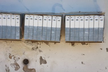 Evin eski duvardaki Vintage posta kutuları