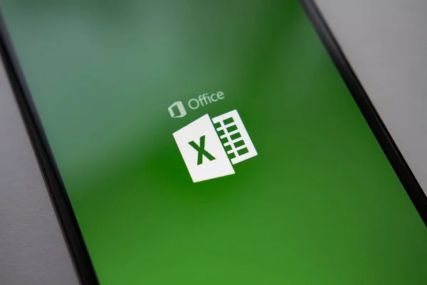 Berlín, Alemania - 19 de noviembre de 2017: Microsoft Exel aplicación en la pantalla smartphone moderno. Oficina de Microsoft en teléfono móvil . — Foto de Stock