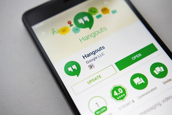 Berlín, Alemania - 19 de noviembre de 2017: Aplicación Hangouts en pantalla smartphone moderno en Play Store. Aplicaciones de Google . — Foto de Stock