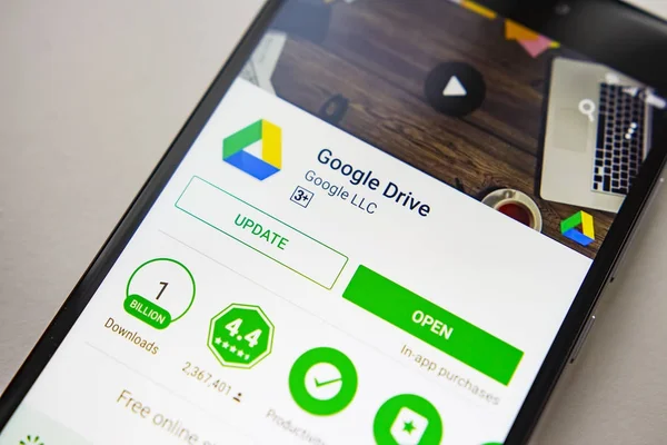 Berlín, Alemania - 19 de noviembre de 2017: aplicación Google Drive en pantalla smartphone moderno en Play Store. Aplicaciones de Google . — Foto de Stock