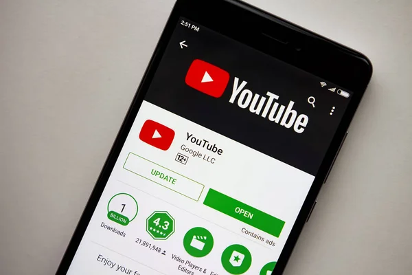 Berlin, Germany - November 19, 2017: YouTube application on screen of modern smartphone. Install menu of YouTube in Play Store. — Stock Photo, Image