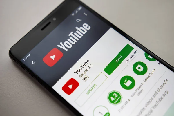 Berlin, deutschland - 19. November 2017: youtube-Anwendung auf dem Bildschirm eines modernen Smartphones. Menü der Youtube-App im Play Store installieren. — Stockfoto