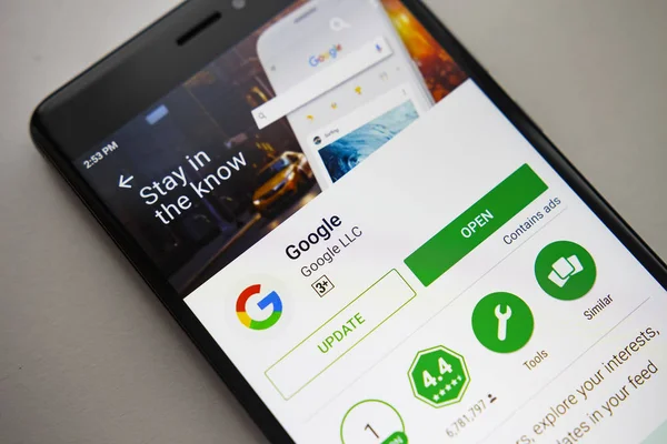 Берлин, Германия - 19 ноября 2017: Google application on screen of modern smartphone in Play Store . — стоковое фото
