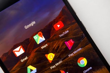 Berlin, Almanya - 19 Kasım 2017: Google apps simgeleri ekranda modern Smartphone