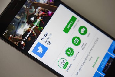 Berlin, Almanya - 19 Kasım 2017: Twitter uygulama ekran üzerinde modern smartphone yakın çekim. Twitter app menü oyun deposuna yükleyin. Messenger Apps simgesi.