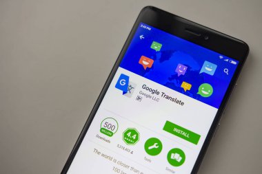 Berlin, Almanya - 19 Kasım 2017: Google Translate uygulama ekran üzerinde modern smartphone yakın çekim. Google Translate app menü oyun deposuna yükleyin