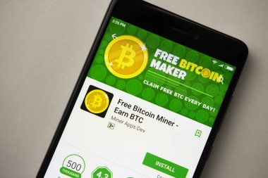 Berlin, Almanya - 19 Kasım 2017: Ücretsiz Bitcoin Maker uygulama ekran üzerinde modern smartphone yakın çekim. Menü Bitcoin Maker app oyun deposuna yükleyin. Madenci Btc
