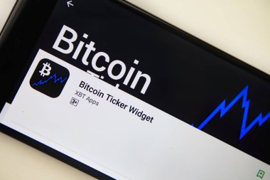 Berlin, Almanya - 19 Kasım 2017: Bitcoin senedi Widget uygulama ekran üzerinde modern smartphone yakın çekim. Bitcoin senedi Widget app oyun mağaza