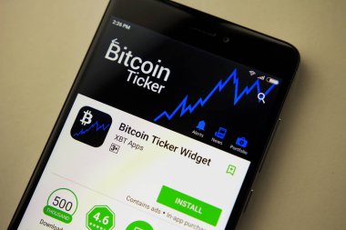 Berlin, Almanya - 19 Kasım 2017: Bitcoin senedi Widget uygulama ekran üzerinde modern smartphone yakın çekim. Menü Bitcoin senedi Widget app oyun deposuna yükleyin