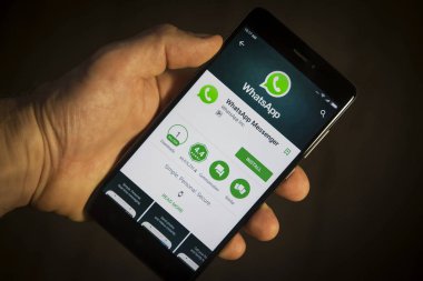 Berlin, Almanya - 19 Kasım 2017: Modern smartphone ile Whatsapp Kuruluş menüsüne uygulama simgesi closeup ile ekranda elinde. Whatsapp app içinde telefon.