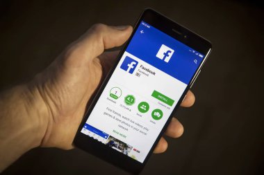 Berlin, Almanya - 19 Kasım 2017: Modern smartphone ile Facebook Kuruluş menüsüne uygulama simgesi closeup ile ekranda elinde. Facebook app içinde telefon