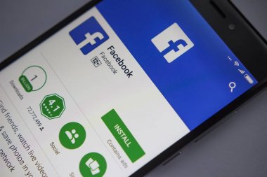 Berlin, Almanya - 19 Kasım 2017: Facebook Uygulama ekran üzerinde modern smartphone yakın çekim. Menü Facebook App oyun deposuna yükleyin.