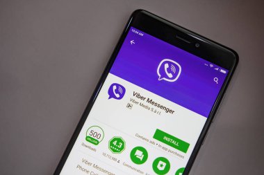 Berlin, Almanya - 19 Kasım 2017: Viber uygulama ekran üzerinde modern smartphone yakın çekim. Menü Viber app oyun deposuna yükleyin.