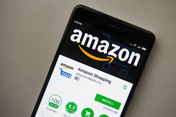 Βερολίνο, Γερμανία - 19 Νοεμβρίου 2017: Amazon εφαρμογή στην οθόνη του close-up σύγχρονο smartphone. Εγκαταστήσετε το μενού του Amazon app στο κατάστημα Play. Εμπορικές εφαρμογές στην οθόνη του τηλεφώνου. — Φωτογραφία Αρχείου