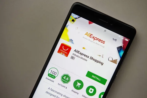 Berlin, Jerman - 19 November 2017: Aplikasi AliExpress pada layar close-up telepon pintar modern. Aplikasi AliExpress di Play Store. Belanja aplikasi di telepon — Stok Foto