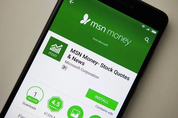Berlin, Jerman - 19 November 2017: Aplikasi uang MSN pada layar close-up smartphone modern. Pasang menu dari aplikasi uang MSN di Play Store — Stok Foto