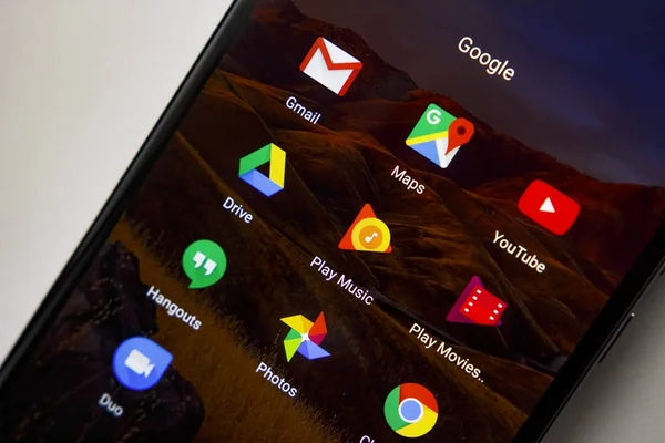 Berlín, Alemania - 19 de noviembre de 2017: Google apps icons on screen of modern smartphone. Iconos de aplicaciones de Google en el teléfono de pantalla . — Foto de Stock