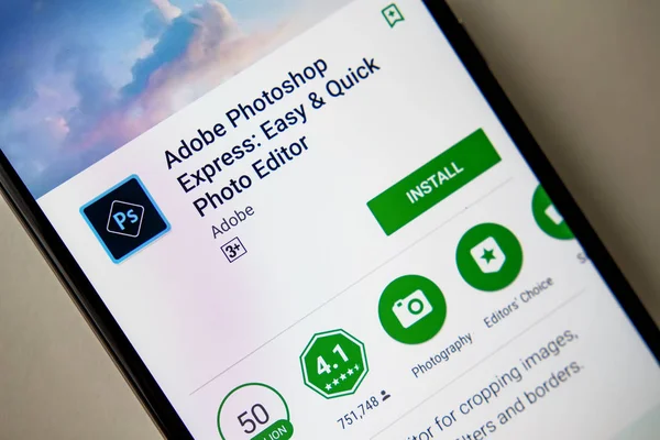 Berlin, Almanya - 19 Kasım 2017: Adobe Photoshop Express uygulama modern smartphone içinde. Adobe Photoshop menü oyun deposuna yükleyin