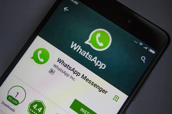 Берлин, Германия - 19 ноября 2017 года: приложение WhatsApp на экране современного смартфона крупным планом. Установите меню приложения WhatsApp в Play Store. Значок приложения Messenger . — стоковое фото