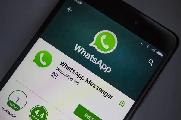 Berlin, Almanya - 19 Kasım 2017: Whatsapp uygulama ekran üzerinde modern smartphone yakın çekim. Menü Whatsapp app oyun deposuna yükleyin. Messenger Apps simgesi.