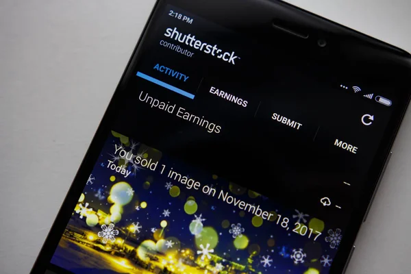Berlín, Alemania - 19 de noviembre de 2017: Aplicación Shutterstock en un smartphone moderno. Shutterstock aplicación contribuyente en la pantalla del teléfono — Foto de Stock