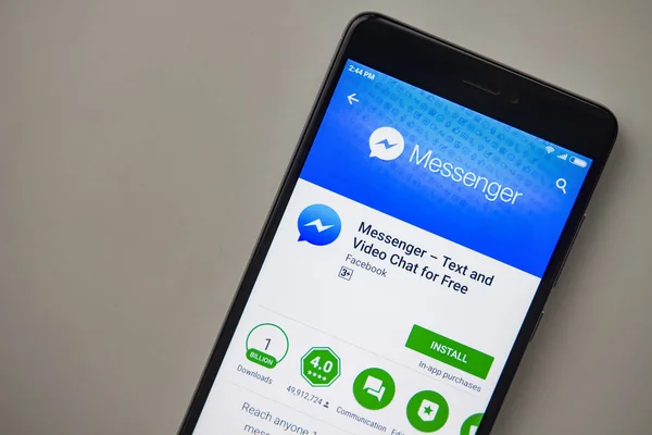 Berlin, Germany - November 19, 2017: Facebook Messenger application on screen of modern smartphone close-up. Install menu of Messenger app in Play Store. Apps icon of Messenger — Stock Photo, Image