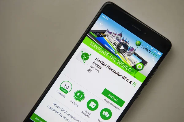 Berlin, Almanya - 19 Kasım 2017: Navitel uygulama ekran üzerinde modern smartphone yakın çekim. Menü Navitel Navigator app oyun deposuna yükleyin. Haritalar ve GPS apps