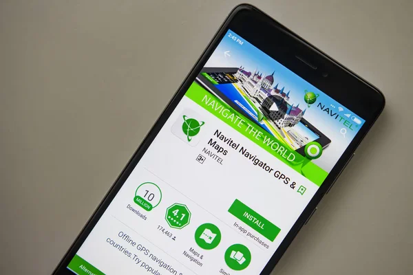 Berlín, Alemania - 19 de noviembre de 2017: Aplicación Navitel en pantalla de primer plano para smartphones modernos. Instale el menú de la aplicación Navitel Navigator en Play Store. Aplicaciones GPS y mapas — Foto de Stock