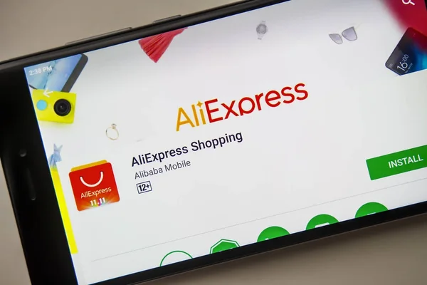 Berlín, Německo - 19 listopadu 2017: Aliexpress aplikace na obrazovce detail moderní smartphone. Instalovat menu Aliexpress aplikací v Play Store — Stock fotografie