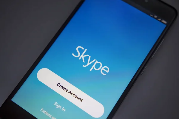 Berlín, Alemania - 19 de noviembre de 2017: Aplicación de Skype en la pantalla del smartphone moderno. Iniciar sesión Cuenta de Skype . — Foto de Stock