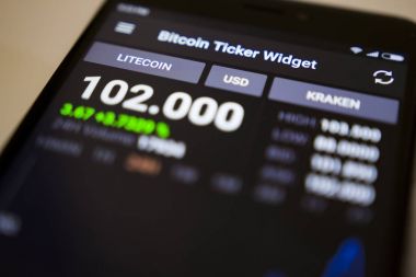 Berlin, Almanya - 5 Aralık 2017: Döviz Kuru Litecoin Kripto para modern smartphone ekranında Bitcoin senedi Widget uygulama.