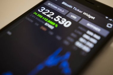 Berlin, Almanya - 5 Aralık 2017: Döviz Kuru Bitcoin altın Kripto para modern smartphone ekranında Bitcoin senedi Widget uygulama.