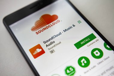 Berlin, Almanya - 19 Kasım 2017: Soundcloud uygulama ekran modern smartphone cep telefonu ile oyun mağaza. Ses bulut app.