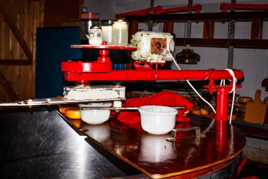 Çiftlikte peynir yapma. aygıt veya kapsayıcı pişirme süt karıştırma için ekipman. Evde peynir yapmak. Mini peynir fabrikası. Süt çiftliği.