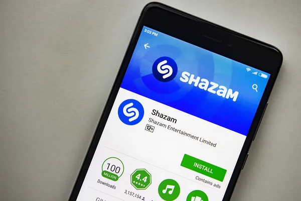 Berlin, deutschland - 19. november 2017: shazam-anwendung auf bildschirm modernes smartphone im play store. Shazam-App. — Stockfoto