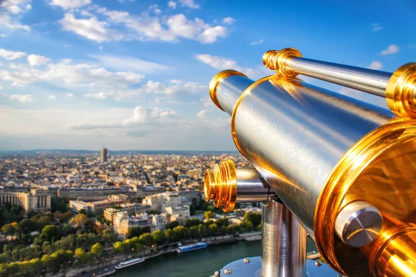 Monoculaire telescoop en een panoramisch uitzicht van Parijs in zonnige dag met enquête site van de Eiffeltoren. Vakantie in Parijs. — Stockfoto