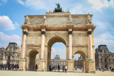 Paris, Fransa - 19 Ağustos 2017: Arc de Triomphe Paris Place du atlıkarınca, Fransa parlak güneşli yaz gününde.