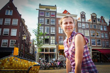 Beyaz kız turist Amsterdam'da. Avrupa'nın tatil. Avrupa şehir Hollanda'nın Amsterdam için seyahat. Hollanda'da tatil.