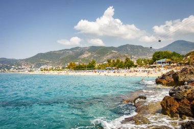 Manzara resort sea Beach lagün yaz güneşli günde Körfez içinde. Kayalık plaj ve dağ tropikal deniz şehirdeki ufukta. Güzel cennet doğa Türkiye relax için mükemmel.