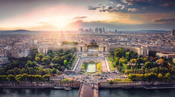 Topp med utsikt över Paris från Eiffeltornet vid solnedgången på kvällen. Citiscape Paris, Frankrike. — Stockfoto