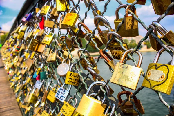Cerraduras de amor en el puente de París. concepto de amor y fidelidad. Los amantes cuelgan cerraduras para el amor eterno . — Foto de Stock