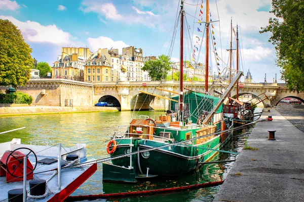 Jachten en boten aan de rivier de Seine in Parijs op zonnige zomerdag. Frankrijk Parijs stad landschap op heldere dag. Straten van de Franse hoofdstad. — Stockfoto