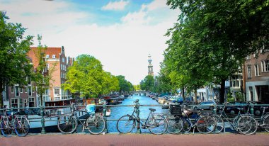 Kanalları ve Amsterdam caddesindeki vintage bisiklet. Güneşli yaz gününde Hollanda başkentinin.