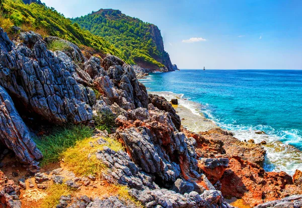 Τροπικό τοπίο βραχώδη ακτή με βουνά και το γαλάζιο της θάλασσας νερό σαφή ηλιόλουστη καλοκαιρινή μέρα. Τουρκική όμορφη φύση. Τοπία άγρια Θαλασσογραφία στην Τουρκία. — Φωτογραφία Αρχείου